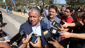 El gobernador Rolando Figueroa acompañó a Mariano Gaido en la entrega de maquinarias en la Municipalidad de Neuquén. El gobernador Rolando Figueroa acompañó a Mariano Gaido en la entrega de maquinarias en la Municipalidad de Neuquén.