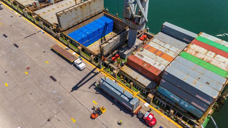 Operativo en el puerto San Antonio Este: descargaron infraestructura para la próxima etapa del VMOS. (Foto: Gobierno de Río Negro) Operativo en el puerto San Antonio Este: descargaron infraestructura para la próxima etapa del VMOS. (Foto: Gobierno de Río Negro)