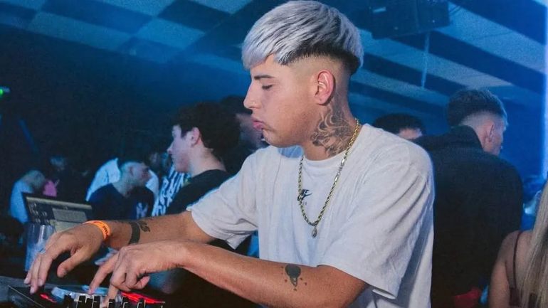 Salvaje golpiza a un DJ a la salida de un boliche: el joven pelea por su vida