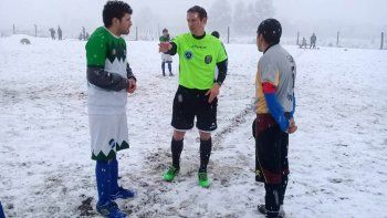 jugaron al futbol en plena tormenta de nieve en el bolson jugaron al futbol en plena tormenta de nieve en el bolson