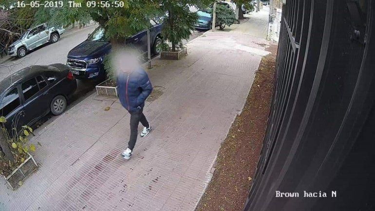 En pleno centro, tomó una piedra y rompió el cristal de una camioneta para robar