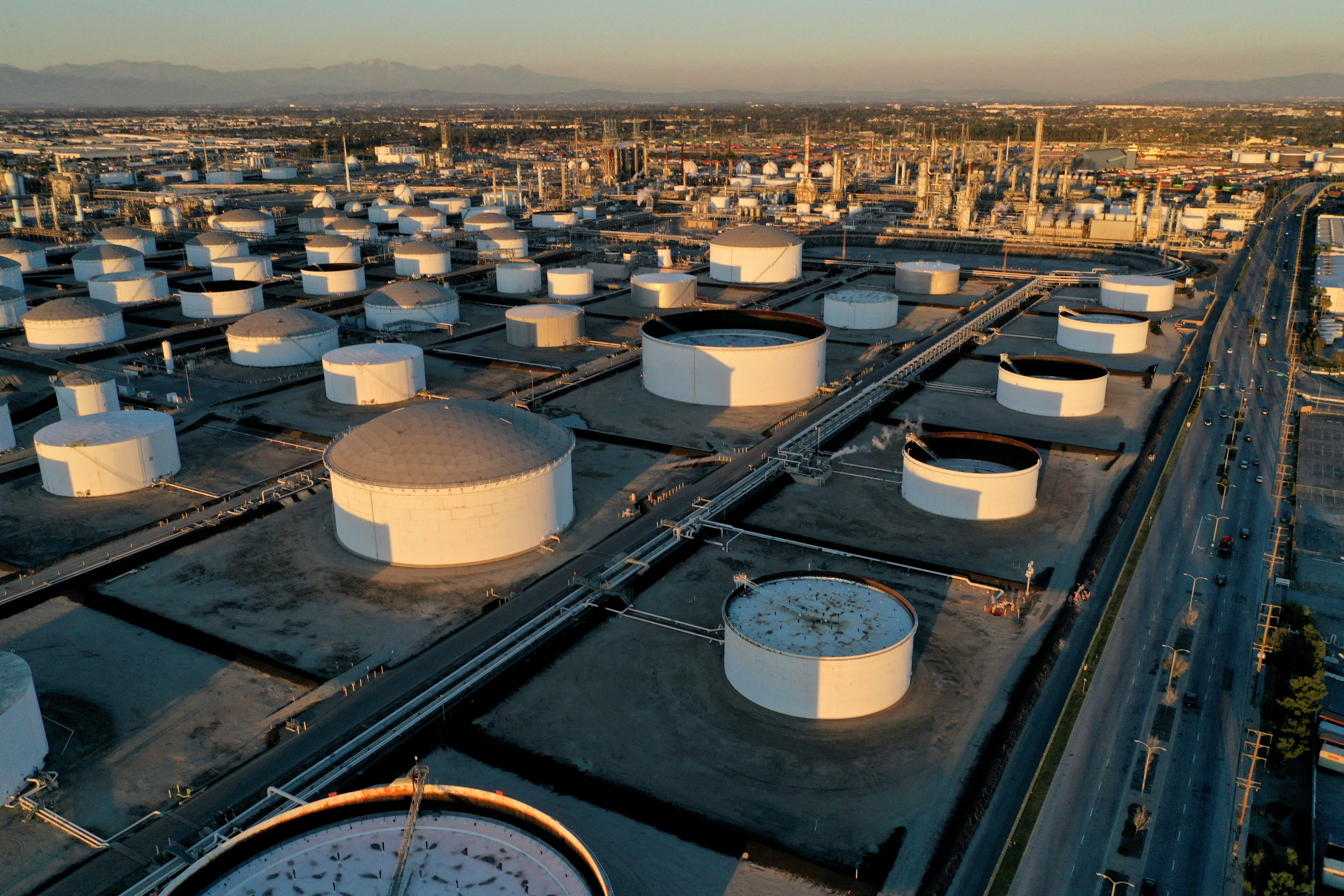 Imagen de archivo de tanques de almacenamiento en la Refinería Los Ángeles de Marathon Petroleum en Carson, California, EEUU. 11 marzo 2022. REUTERS/Bing Guan