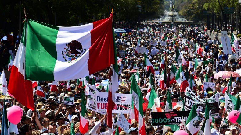 Miles de personas marcharon contra las políticas de Trump