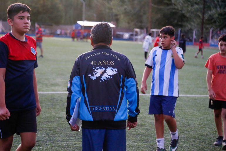 Carrupan viaja tres veces por semana desde Villa El Chocón, donde vive, a Plottier para entrenar a las divisiones inferiores de Los Canales.