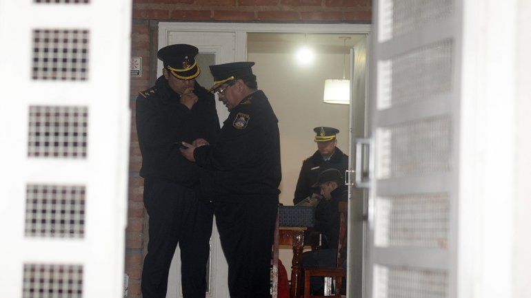 Personal policial durante el allanamiento a la casa de calle Palacios al 600.