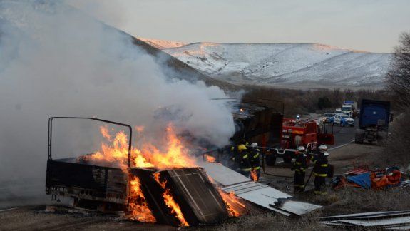 Ruta 234: se le prendió fuego toda la carga en pleno viaje a Junín