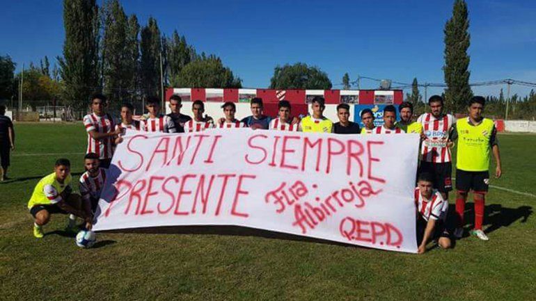 El plantel de primera de Independiente y el homenaje a Santi.