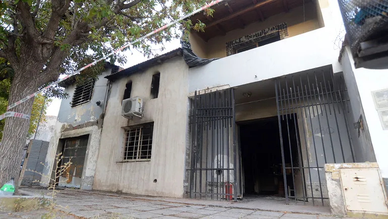 En la planta alta de esa casa del barrio Cumelén estaba durmiendo Nazareno Jara (19), los bomberos lo encontraron calcinado. En la planta alta de esa casa del barrio Cumelén estaba durmiendo Nazareno Jara (19), los bomberos lo encontraron calcinado.