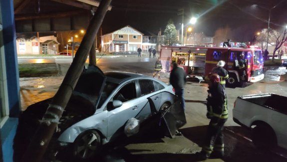 Espectacular accidente en medio de un diluvio: uno de los conductores sufrió un ataque