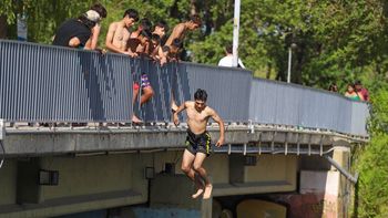 una peligrosa tradicion que preocupa en neuquen: chicos y adolescentes siguen tirandose del puente en el rio grande