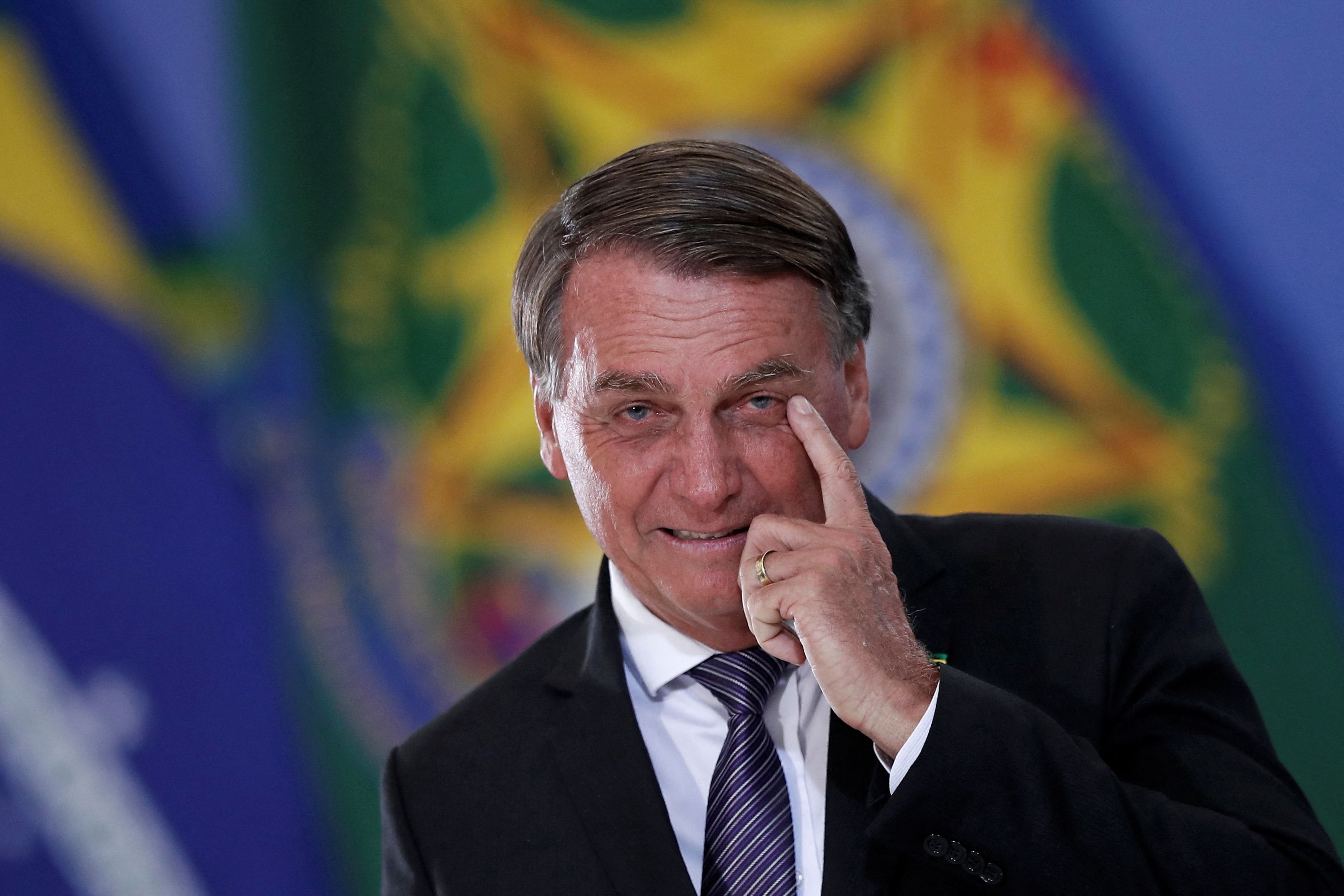 Imagen de archivo del presidente de Brasil, Jair Bolsonaro, reaccionando durante una ceremonia de ascenso de generales de las fuerzas armadas, en el Palacio de Planalto en Brasilia, Brasil. 5 de abril