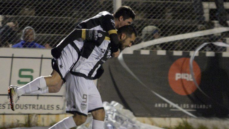 El Tecla madrugó a la defensa salteña y puso el 1 a 0 en apenas 3 minutos.