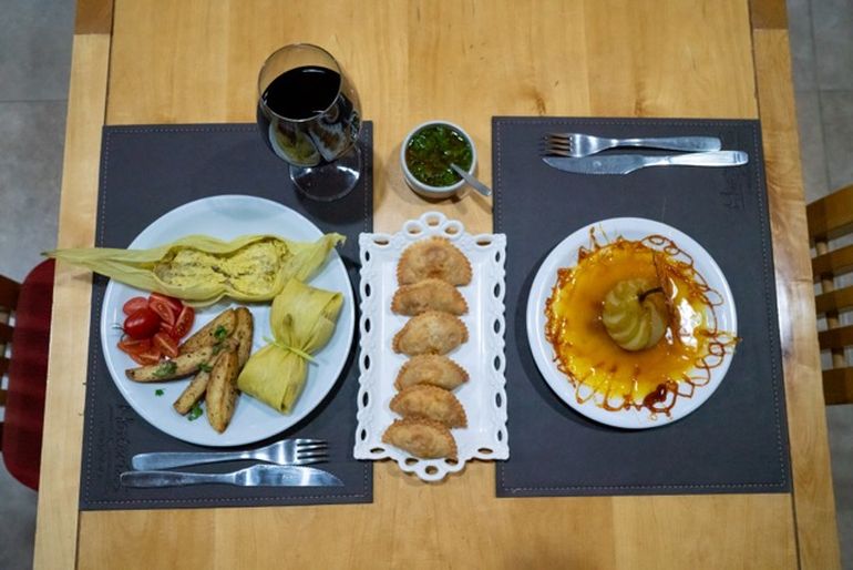 Empanadas de chivo, chivo en chala y pera con salsa de naranja es una de las propuestas del Pirquinero, el restaurante de la hostería de Huinganco. Empanadas de chivo, chivo en chala y pera con salsa de naranja es una de las propuestas del Pirquinero, el restaurante de la hostería de Huinganco.