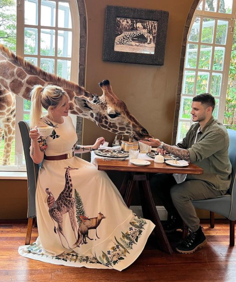 Hace poco más de un mesa Wanda y Mauro hicieron un exótico viaje al hotel de las jirafas, en África. La 