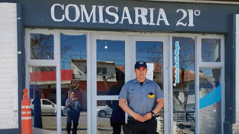 El sargento Roberto Mora, de la Comisaría 21 de Roca, le salvó la vida a una abuela que había quedado atrapada en el incendio de su casa. Lo felicitó el gobernador Alberto Weretilneck. 