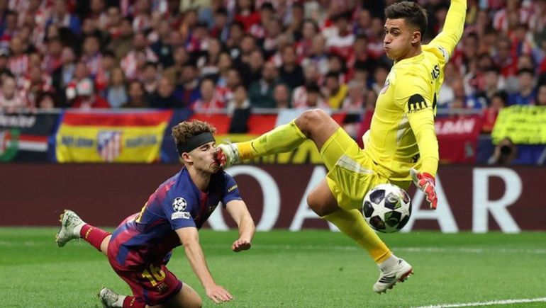 Impactante choque de Juan Musso con un jugador del Barcelona en la clasificación del Atlético Madrid: el video