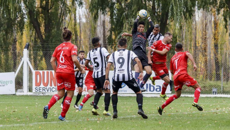Una postal pefecta de lo que fue el partido entre Cipo e Independiente (foto Anahí Cárdena)