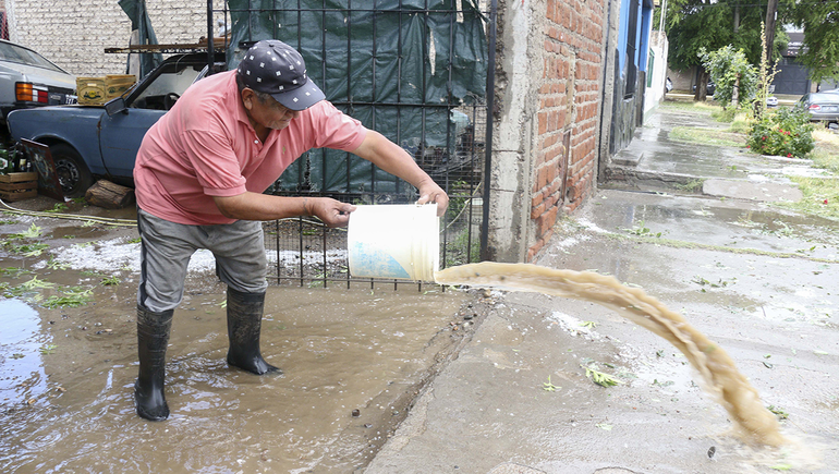 Un sector del Bajo neuquino se inundó en minutos por la tormenta