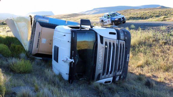 Un camión que transportaba pollos volcó en la Ruta 40