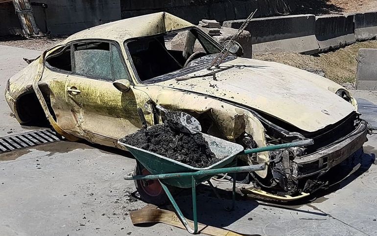 Las carretillas con barro que sacaron del inteior. (foto: @limoncellaprojekt ) Las carretillas con barro que sacaron del inteior. (foto: @limoncellaprojekt )