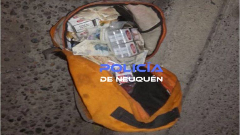 Los ladrones fueron detenidos con el botín escondido dentro de la mochila.