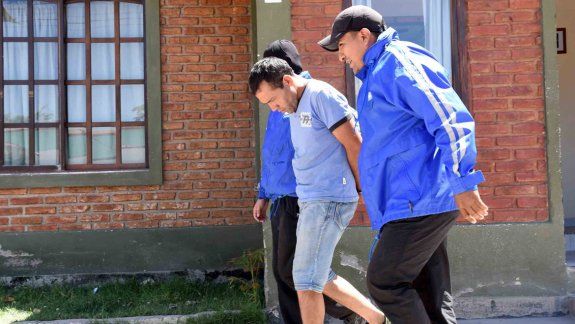 El prófugo, al ser capturado por el Grupo de Recaptura de la Policía. Lo buscaba Interpol.