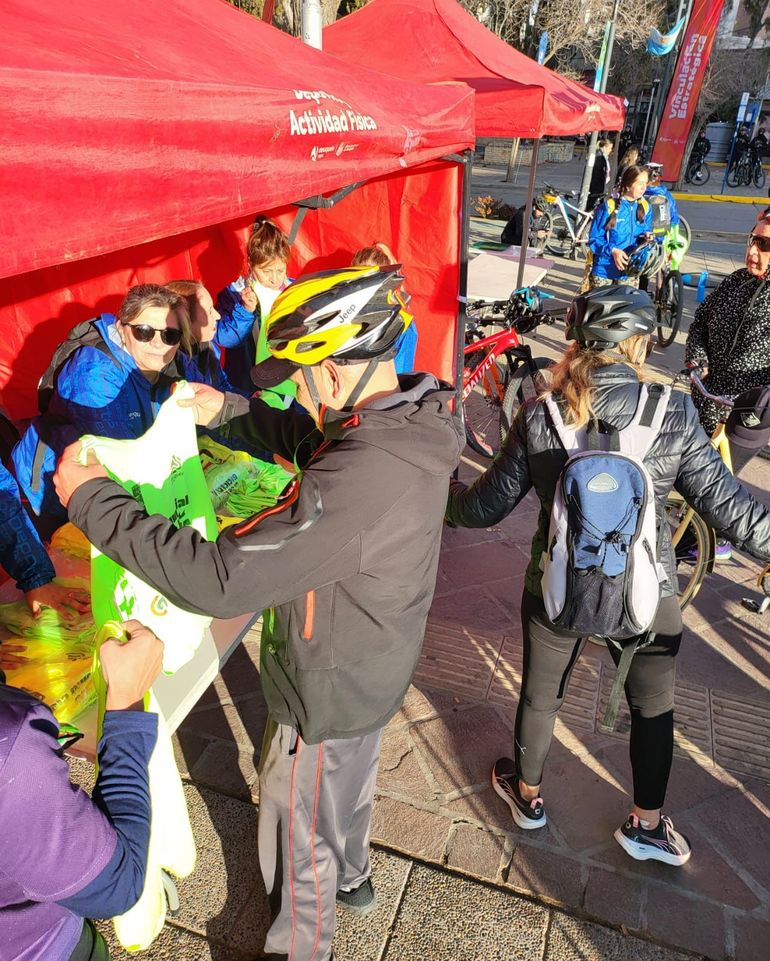 Más de 800 ciclistas participaron del Día Mundial de la Bicicleta en la ciudad de Neuquén. Más de 800 ciclistas participaron del Día Mundial de la Bicicleta en la ciudad de Neuquén.