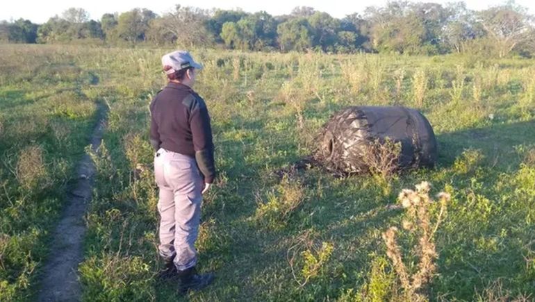 Vecinos de Chaco quedaron sorprendidos al ver cómo un objeto metálico cayó desde el cielo e impactó en un campo de Puerto Tirol. Vecinos de Chaco quedaron sorprendidos al ver cómo un objeto metálico cayó desde el cielo e impactó en un campo de Puerto Tirol.