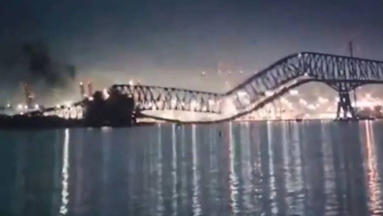 Un barco chocó y derrumbó un puente en Estados Unidos: cientos de autos cayeron al agua y hay 20 desaparecidos