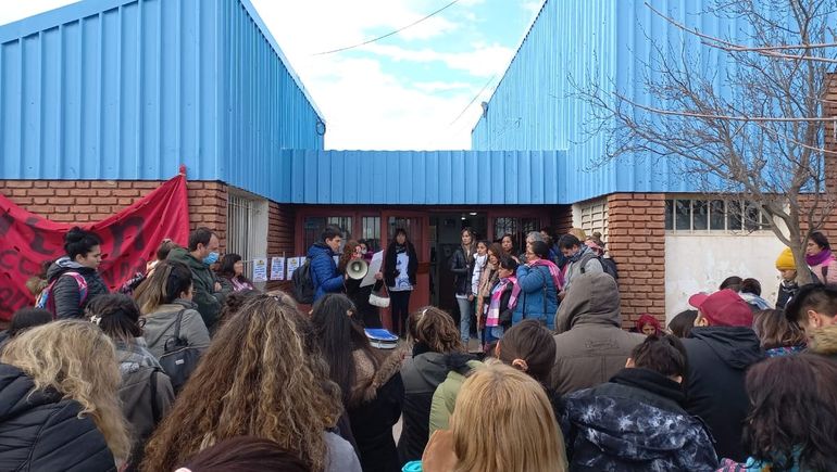 Les ofrecieron colectivos, pero los docentes piden transporte particular