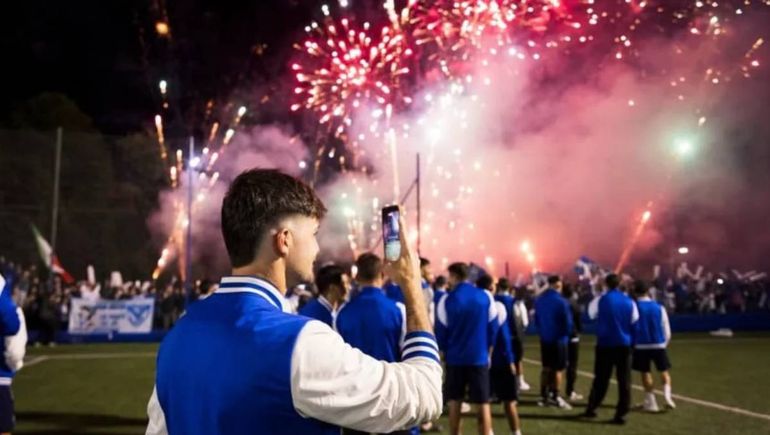 El conmovedor ⁠banderazo de los hinchas de Vélez previo a la revancha contra ⁠Racing por Libertadores
