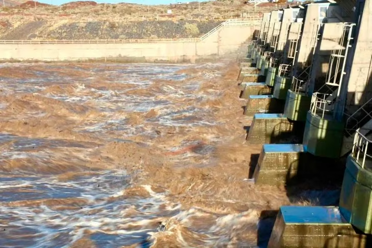 Durante el temporal de julio de 2006, el agua qued&oacute; a solo 2 cent&iacute;metros de sobrepasar la coronaci&oacute;n del dique Portezuelo Grande.