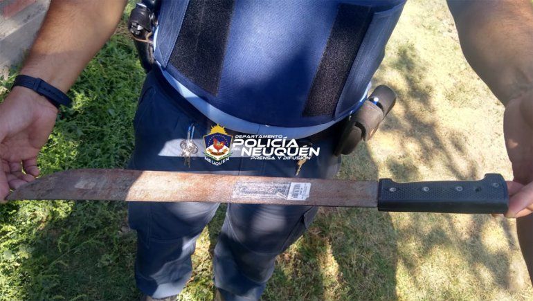 Tras el choque y la violenta pelea de los conductores, la Policía realizó dos allanamientos y secuestró armas, municiones y dos grandes machetes tipo espadas.