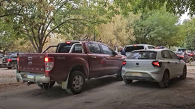 Una Ford Ranger y un Volskwagen Polo Track, los autos cuyos conductores protagonizaron la escandalosa discusión. | LM Neuquen Una Ford Ranger y un Volskwagen Polo Track, los autos cuyos conductores protagonizaron la escandalosa discusión.