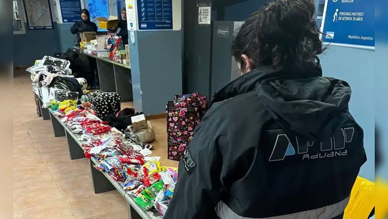 Insólito contrabando de golosinas detenido por la Aduana.