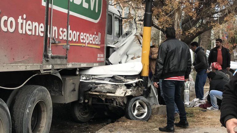 Un camión se quedó sin frenos y causó un desastre: chocó tres autos y aplastó a otro