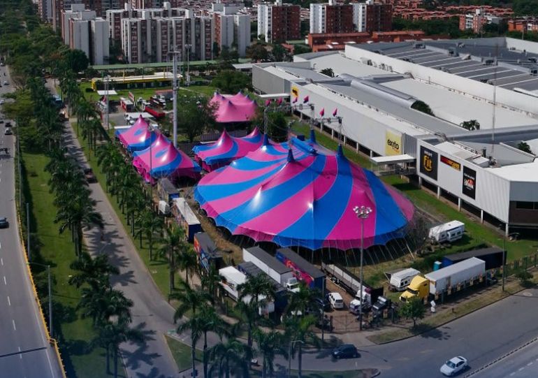 El circo de los Hermanos Gasca, donde una trapecista de circo perdió el equilibrio y sufrió una tremenda caída en Colombia. El circo de los Hermanos Gasca, donde una trapecista de circo perdió el equilibrio y sufrió una tremenda caída en Colombia.