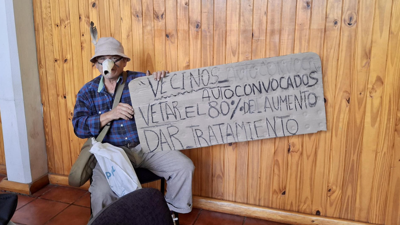 Un Therian irrumpió en plena sesión del Deliberante de Junín de los Andes | LM Neuquen Un Therian irrumpió en plena sesión del Deliberante de Junín de los Andes