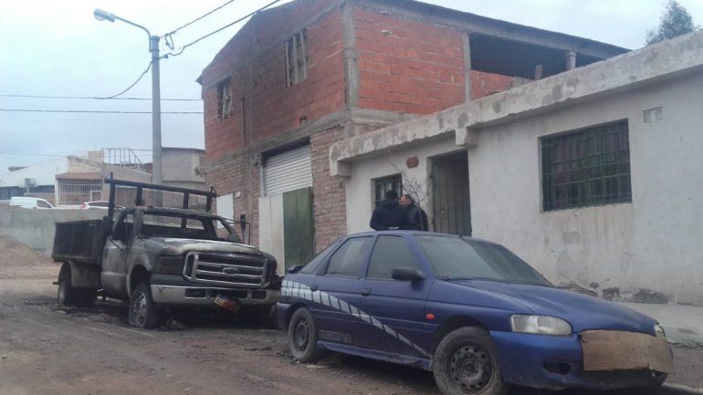 Misterioso incendio destruyó dos vehículos frente a una distribuidora en Cordón Colón