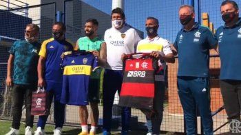 El intercambio de casacas entre gabigol y la dirigencia xeneize. El intercambio de casacas entre gabigol y la dirigencia xeneize.
