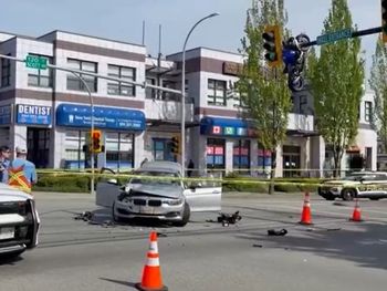 El choque entre la moto y el auto se produjo en la zona de ingreso a un centro comercial de Canadá.