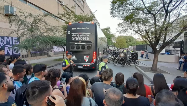 Chocó el colectivo que iba a llevar al plantel de River