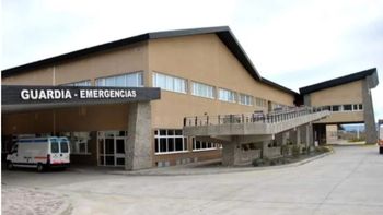 Gracias a la rápida reaccion de su abuelo y una valiente decisión de un policía, el pequeño se recupera en el Hospital de El Calafate. Gracias a la rápida reaccion de su abuelo y una valiente decisión de un policía, el pequeño se recupera en el Hospital de El Calafate.