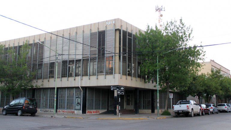 Violó la restricción de acercamiento y la golpeó en la cara
