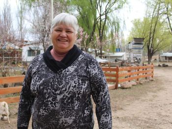 Noemí Betancur, con su enorme sonrisa en la granja de Plottier. Foto: gentileza.