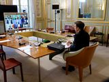 El presidente francés, Emmanuel Macron, participa en una videoconferencia de los líderes del G7 sobre la crisis de Ucrania en el Palacio del Elíseo en París, Francia, el 24 de febrero de 2022. Ludovic