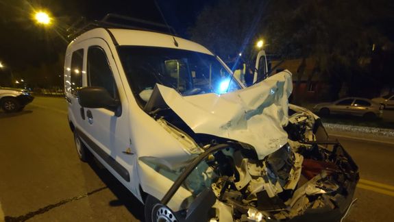 Conductora borracha chocó un patrullero en un semáforo