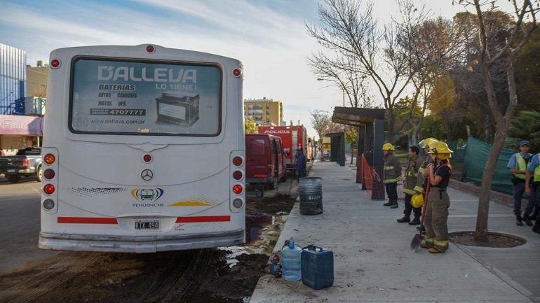 A un colectivo se le pinchó el tanque y perdió todo el gasoil