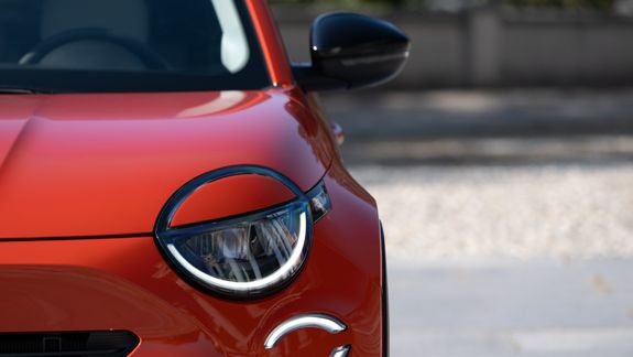El nuevo Fiat 600, totalmente renovado: ahora tiene formato de SUV compacto y motorización híbrida. Foto: Stellantis