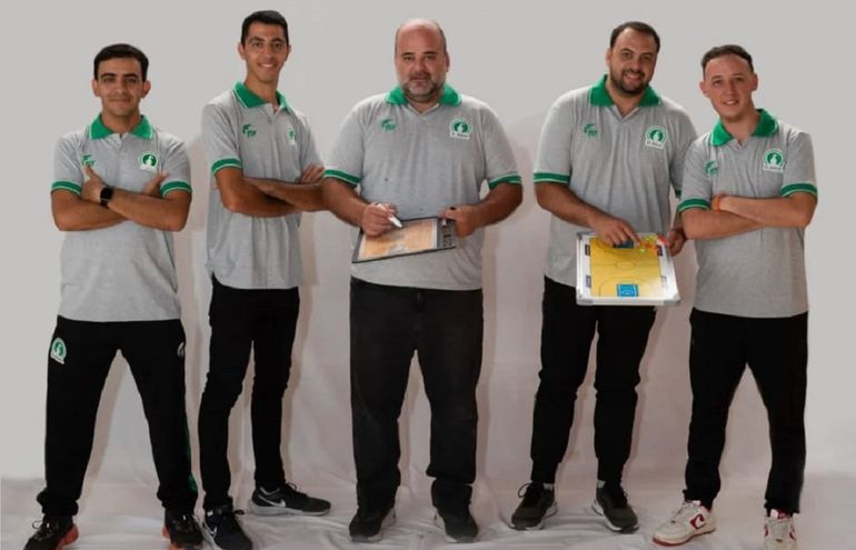 Mauricio Santángelo junto a su cuerpo técnico en el inicio de la temporada. 